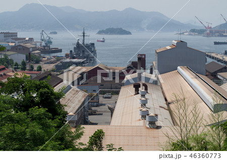 工場の屋根と呉湾の景色 46360773