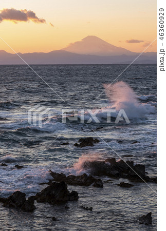 黄昏の荒崎海岸と富士山 46360929