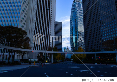 暮れなずむ師走の都会の交差点 西新宿 2018.12 暮れなずむ師走の都会の交差点 西新宿 2018.12 46361706