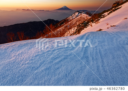 鳳凰三山・観音岳から朝焼けの富士山を望む 鳳凰三山・観音岳から朝焼けの富士山を望む 46362780