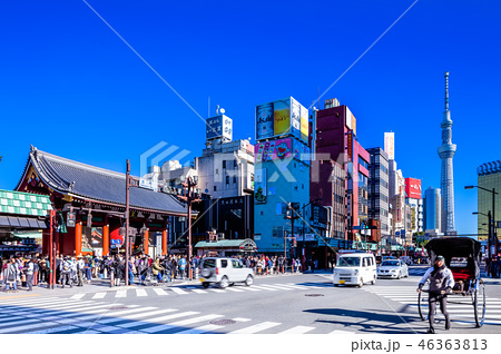 東京 浅草 雷門通りの風景 雷門交差点より の写真素材