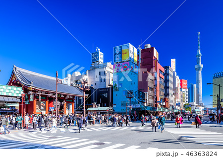 東京 浅草 雷門通りの風景 雷門交差点より の写真素材