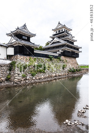 お堀越しに中津城天守閣と櫓を見る お堀越しに中津城天守閣と櫓を見る 46363852