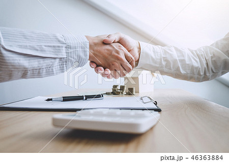 Real estate broker agent and customer shaking hands after signin 46363884