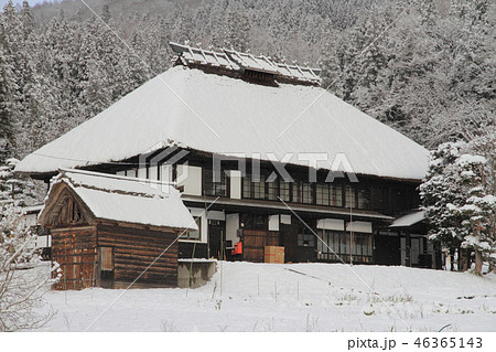 白馬村　山里の冬　茅葺の民家 46365143