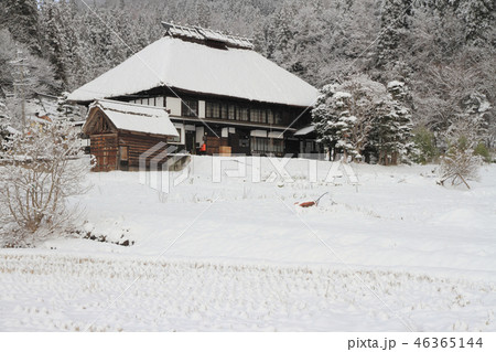 白馬村　山里の冬　茅葺の民家 46365144
