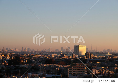 朝焼けの街並み 46365186