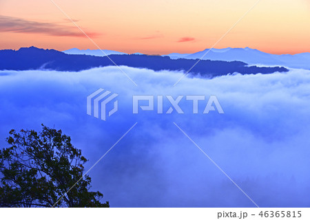 雲海と霧模様と信濃川 雲海と霧模様と信濃川 46365815