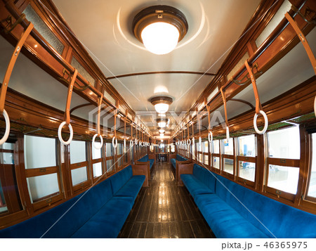 レトロな電車の客室 46365975