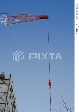 作業中のクレーン 46366385