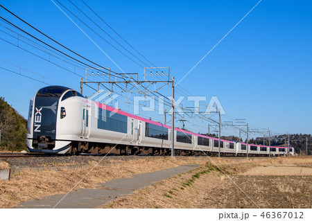 青空の下を走る NEX 成田エクスプレスE259系 46367012