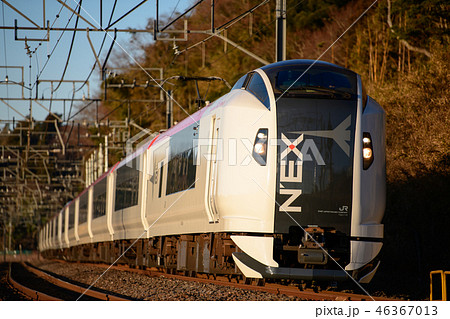 朝日を受けて走る成田エクスプレス　E259系 46367013