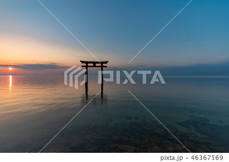 滋賀県高島市の琵琶湖に浮かぶ白鬚神社の鳥居を撮影したもの 滋賀県高島市の琵琶湖に浮かぶ白鬚神社の鳥居を撮影したもの 46367569
