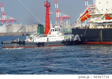 桟橋に接岸する大型貨物船とタグボート 桟橋に接岸する大型貨物船とタグボート 46367710