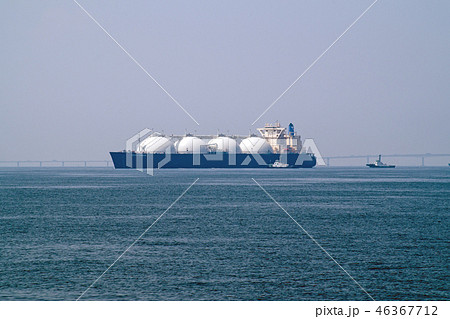 東京湾を航行するLNGタンカー 東京湾を航行するLNGタンカー 46367712