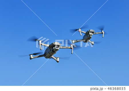 飛行中の2機のドローン 飛行中の2機のドローン 46368035
