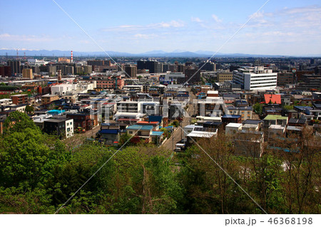 札幌西区の高台から見る春の街並み 46368198