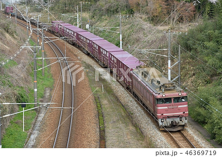 北陸本線（あいの風とやま鉄道）を走るEF81貨物列車 46369719