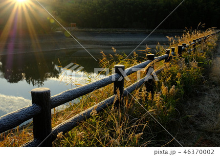 朝日を浴びる龍神池(奈良市山町) 朝日を浴びる龍神池(奈良市山町) 46370002