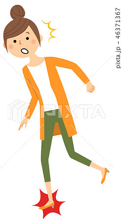 若い女性 ママ つまずく 若い女性 ママ つまずく 46371367