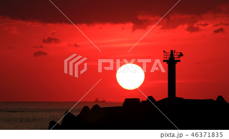 気仙沼市日門漁港の朝日 46371835