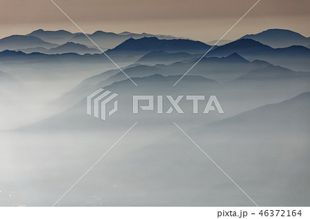 鳳凰三山・薬師岳から望む朝もやの山並み 46372164