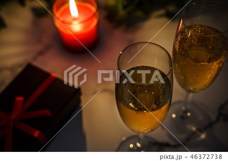 キャンドルライトの中でシャンパン 46372738