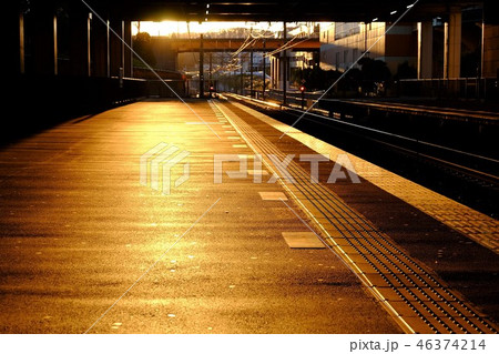 冬　駅　ホーム　夕日 46374214