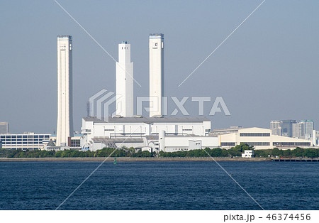 横浜火力発電所の煙突と工場 46374456