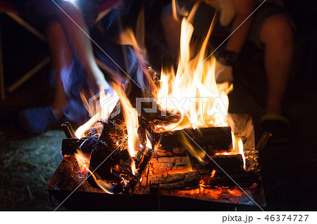 キャンプの焚き火（火にピント） 46374727