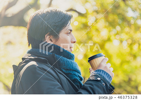 冬 コーヒーを飲む男性 横顔の写真素材