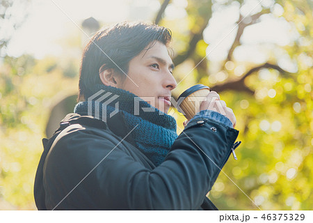 冬 コーヒーを飲む男性 横顔の写真素材