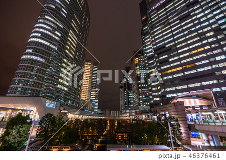 《東京都》品川駅前の夜景・雨天 《東京都》品川駅前の夜景・雨天 46376461