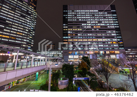 《東京都》品川駅前の夜景・雨天 46376462