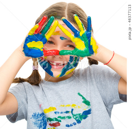 Portrait of a cute girl playing with paints 46377113