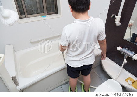 風呂そうじをする子供 風呂そうじをする子供 46377665
