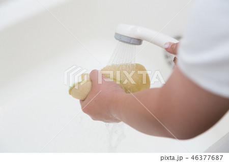 風呂そうじをする子供の手元 風呂そうじをする子供の手元 46377687
