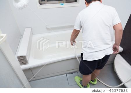 風呂そうじをする子供 風呂そうじをする子供 46377688