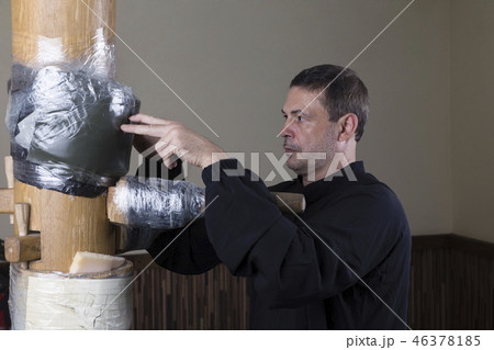 Working out the technique of striking a makivare. 46378185
