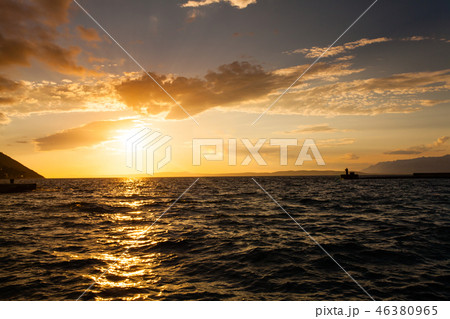 Admirabale sunset at sea with rays of sunshine Admirabale sunset at sea with rays of sunshine 46380965