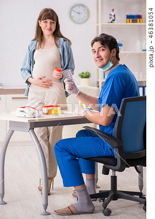 Pregnant woman visiting doctor for check-up 46381054