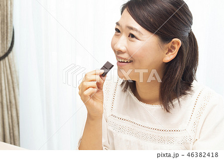 チョコを食べる女性 チョコを食べる女性 46382418