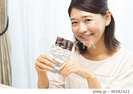 板チョコを食べる女性 46382422