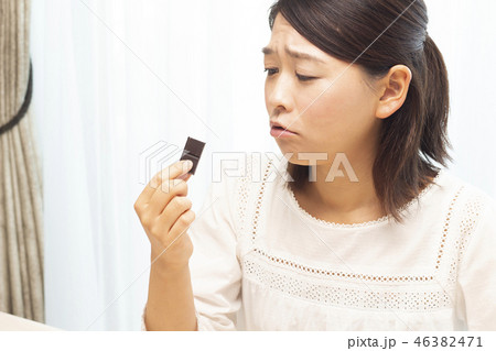 チョコを食べる女性 チョコを食べる女性 46382471