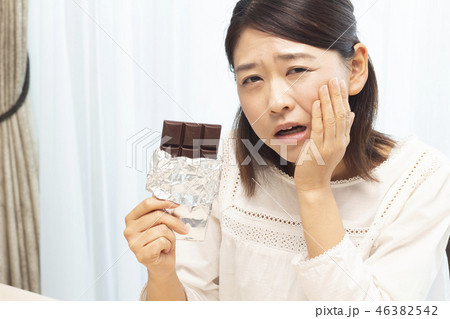 板チョコを食べる女性 46382542