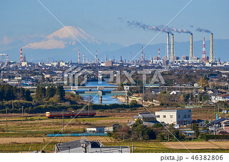 千葉県　市原市　富士山と工場煙突と小湊鉄道 46382806