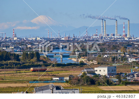 千葉県 市原市 富士山と工場煙突と小湊鉄道の写真素材 [46382807] PIXTA