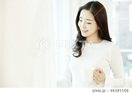 若い女性 ウィンドウ 窓 46385506