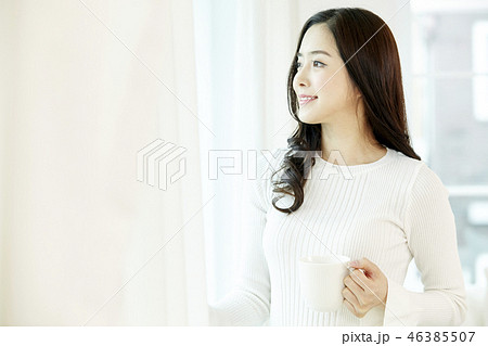 若い女性 ウィンドウ 窓 46385507