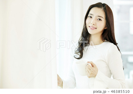 若い女性 ウィンドウ 窓 46385510